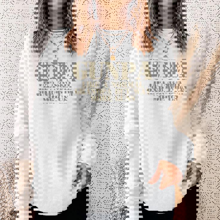 ガンパ 普通のおじいちゃん軍隊 銃好きのおじいちゃん 長袖tシャツ スウェットシャツ 彼女への贈り物