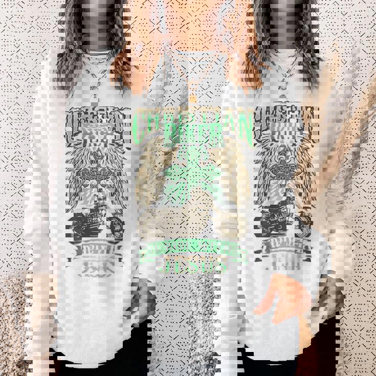 キリスト教バイカーライドウィズジーザスオートバイバックプリントデザイン スウェットシャツ 彼女への贈り物