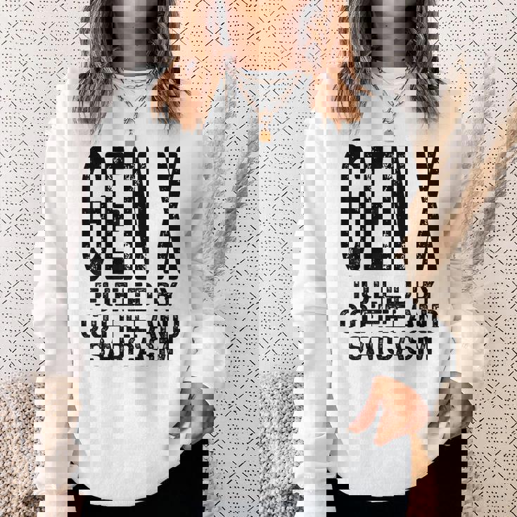 コーヒーと皮肉なユーモアに刺激された面白いジェネレーションx Gen X スウェットシャツ 彼女への贈り物