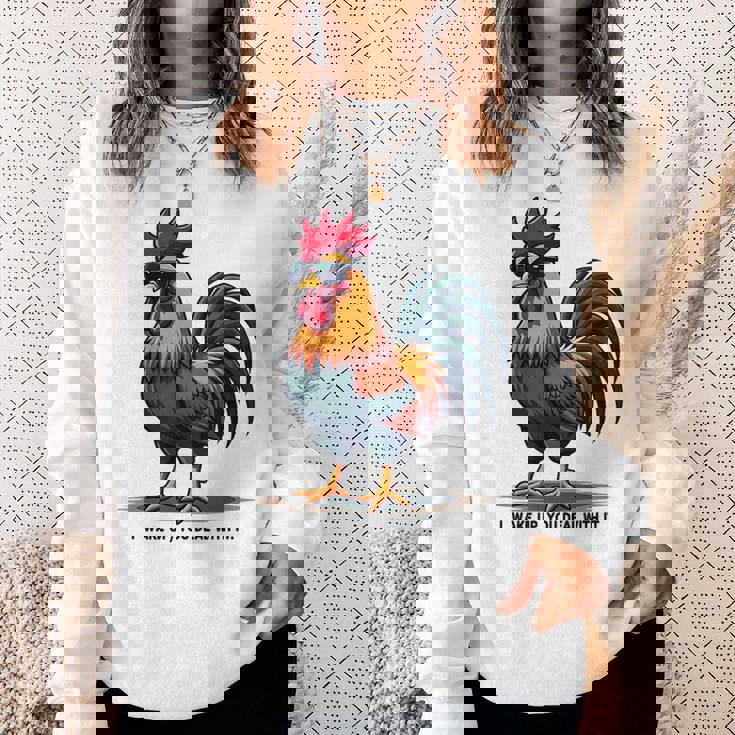 サングラスをかけた姿勢のクールな雄鶏。 スウェットシャツ 彼女への贈り物