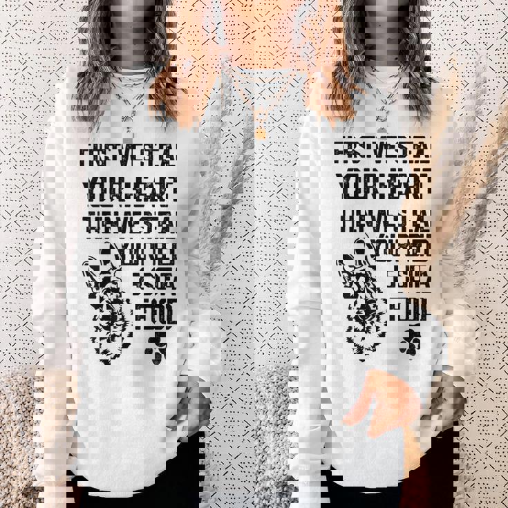 ジャーマン・シェパードはあなたの心を盗みますあなたのベッドとソファを盗みます スウェットシャツ 彼女への贈り物