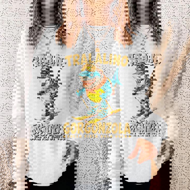 トララリーノ・ゴルゴンゾーラ – トララレロチーズミッションのスキーシャーク。 長袖tシャツ スウェットシャツ 彼女への贈り物