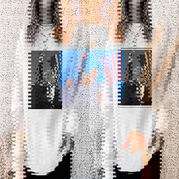 トランプ大統領のために祈り、決して降伏しない、神の祝福トランプ。 長袖tシャツ スウェットシャツ 彼女への贈り物