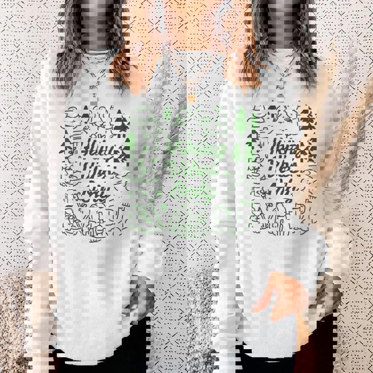 ハイキング バイブスオンリー 自然 落書き アート ミニマリスト 森林愛好家 スウェットシャツ 彼女への贈り物