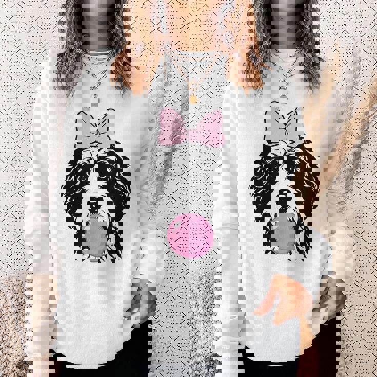 バブルガムを持つバーネドゥードル犬 スウェットシャツ 彼女への贈り物