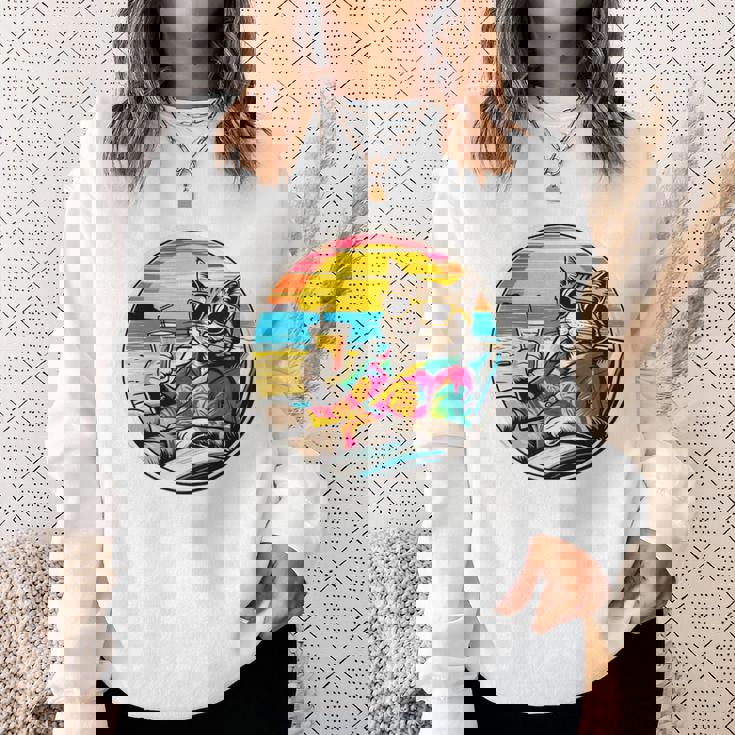 ビーチでドリンクを飲みながらリラックスできるレトロなヴィンテージクールな猫 長袖tシャツ スウェットシャツ 彼女への贈り物