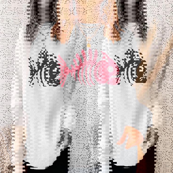 ピラニアスケルトン。魚の頭蓋骨と骨の様式化されたデザイン。 スウェットシャツ 彼女への贈り物