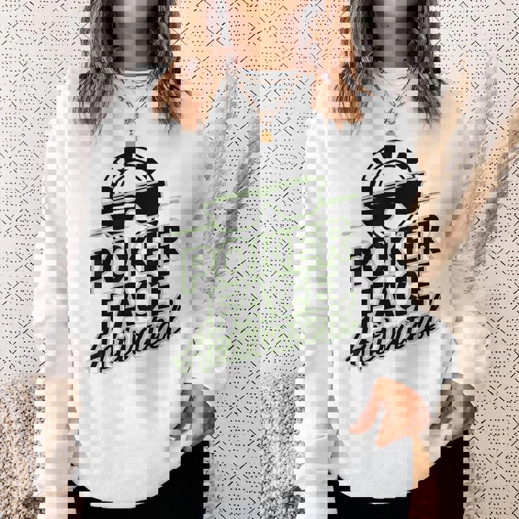 ポーカーフェイス活性化テキサスホールデムポーカーカード愛好家。 スウェットシャツ 彼女への贈り物