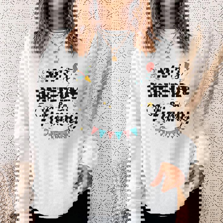 ママとしての私の1歳の誕生日パーティーイヤーを祝うママ スウェットシャツ 彼女への贈り物