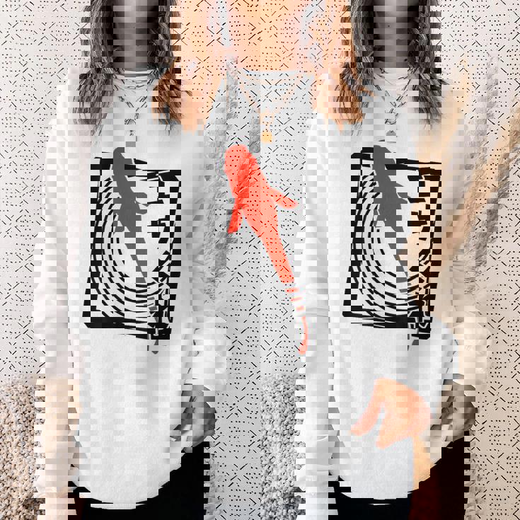 メダカ：ハンコスタンプデザインで描かれたメダカはエサを欲す。 スウェットシャツ 彼女への贈り物