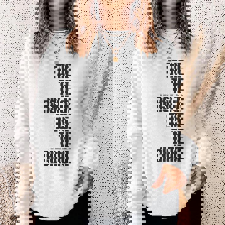 リスクを取るか、チャンスを失うか大胆なモチベーションウェア。 スウェットシャツ 彼女への贈り物