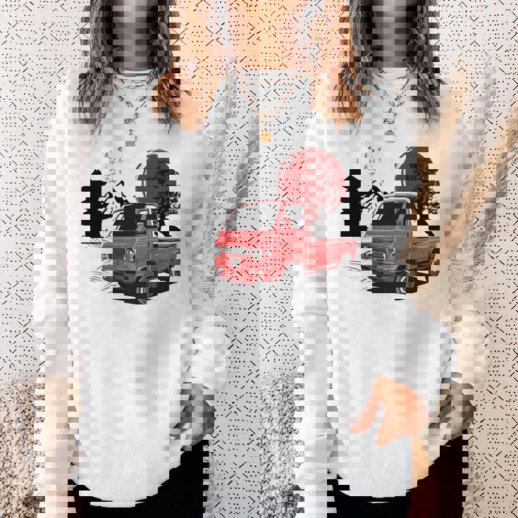 レトロな赤いミニトラックと日本の夕日。 長袖tシャツ スウェットシャツ 彼女への贈り物