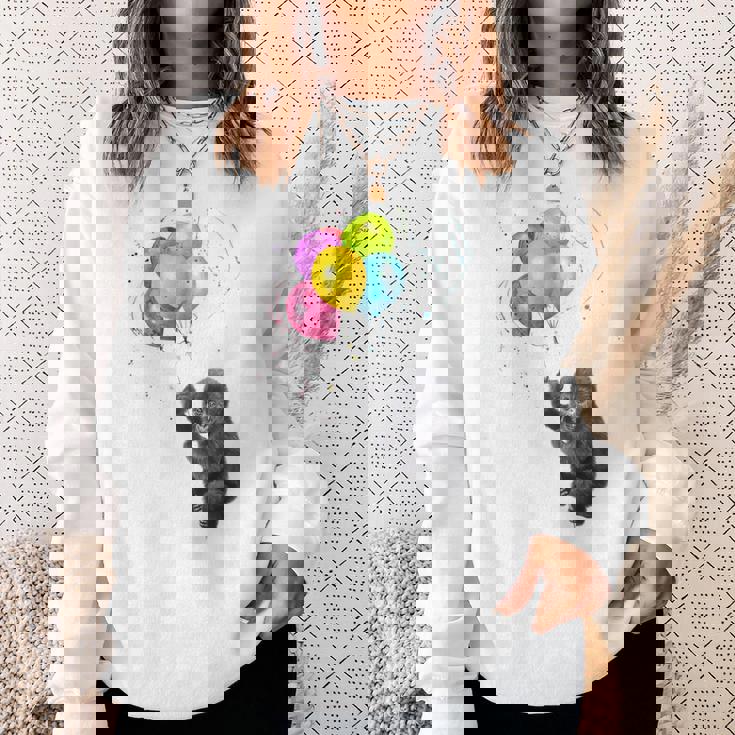 可愛い赤ちゃんのゴリラシルバーバックグラフィックバルーンアートワーク。 スウェットシャツ 彼女への贈り物