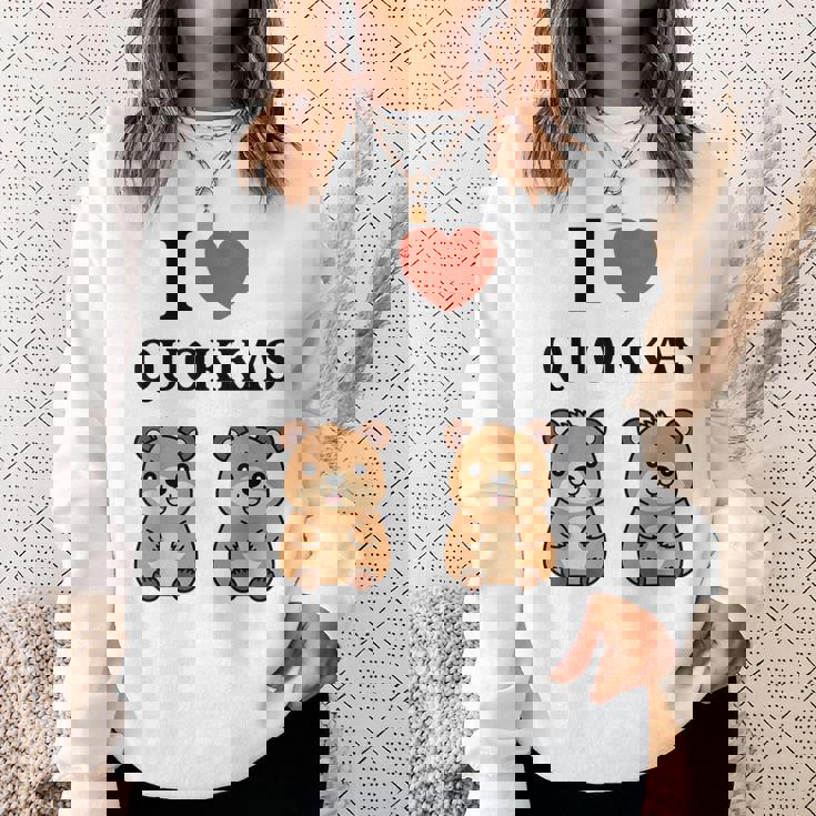 小さな赤ちゃんクオッカのユーモア動物は大好きです私はクオッカが大好きです スウェットシャツ 彼女への贈り物