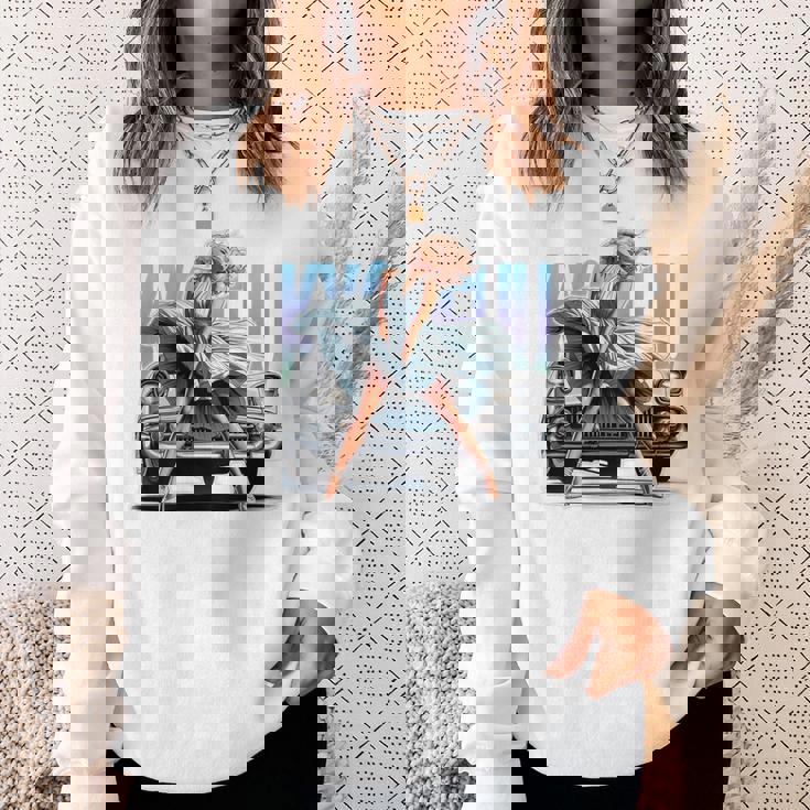 強風ピンナップガールとオールドアメ車のバックプリント スウェットシャツ 彼女への贈り物