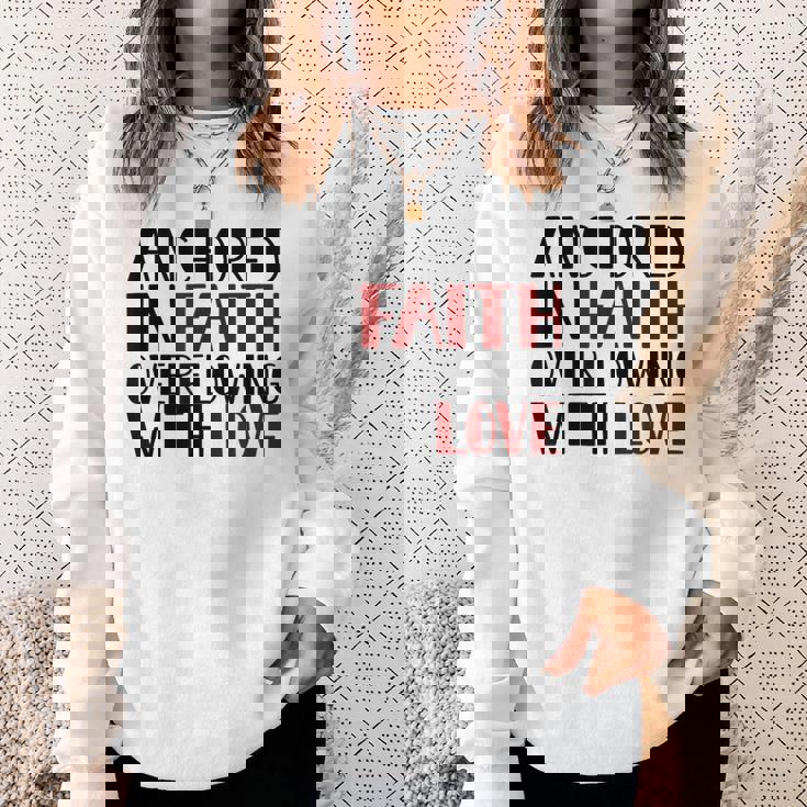 愛にあふれた信仰に定着するキリスト教バレンタイン。 スウェットシャツ 彼女への贈り物