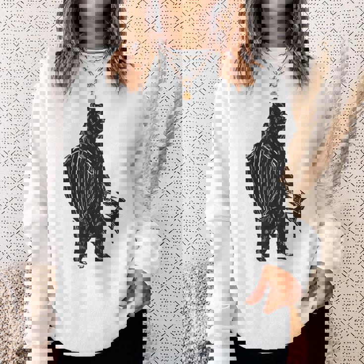 斧と盾を持った熊 中世の熊 バイキング スウェットシャツ 彼女への贈り物