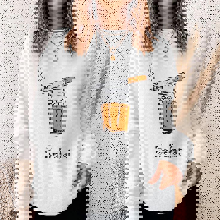 朝食タバコとウイスキー、面白いtシャツギフト。 スウェットシャツ 彼女への贈り物