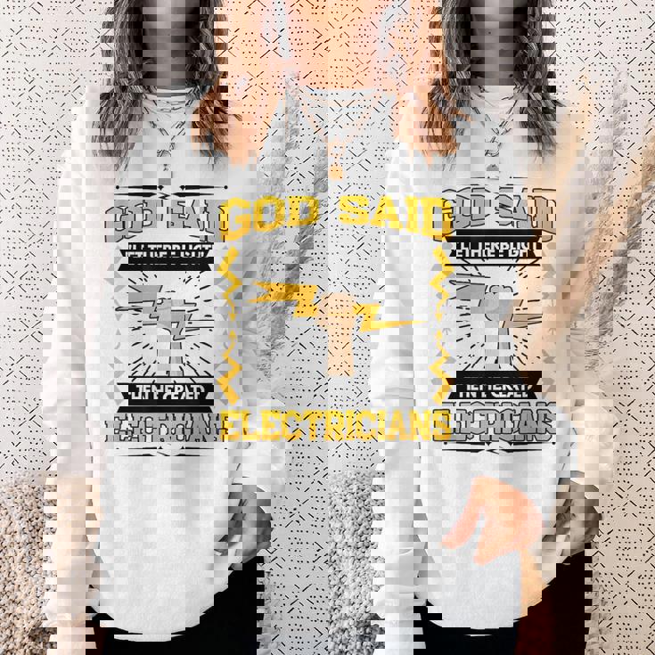 神は「光あれ」と言われてから、電気技師を創られた スウェットシャツ 彼女への贈り物