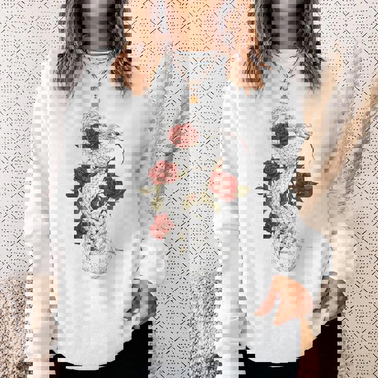 蛇爬虫類 蛇 バラ 花 爬虫類 ギフト スウェットシャツ 彼女への贈り物