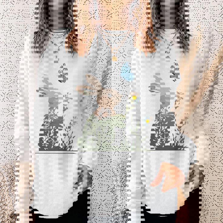 蝶のイースターとデイジーを保持している甘いウサギのウサギ 長袖tシャツ スウェットシャツ 彼女への贈り物