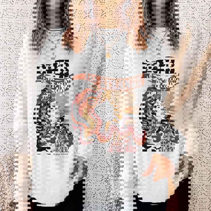 雨から顔が出てきて変な人が多いアパレル スウェットシャツ 彼女への贈り物