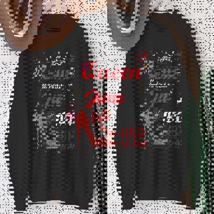 1976年6月 誕生日 この女王は1976年6月に生まれました スウェットシャツ 年配の女性への贈り物