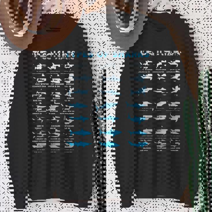 21種類のサメの海洋生物学者シャークtシャツ シャークtシャツ スウェットシャツ 年配の女性への贈り物