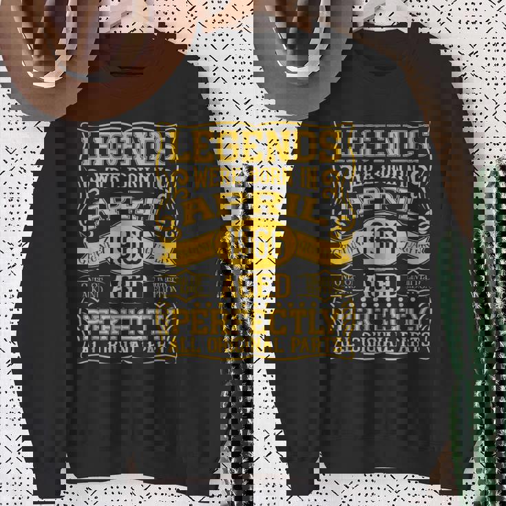 59歳の誕生日伝説は1966年4月に誕生しました。 スウェットシャツ 年配の女性への贈り物