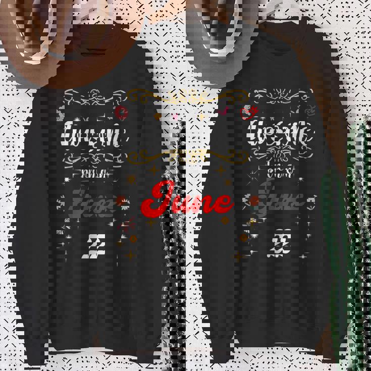 6月22日の誕生日に生まれた素晴らしい花と蝶。 スウェットシャツ 年配の女性への贈り物