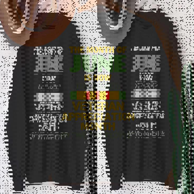 6月が退役軍人感謝月間として宣言されました スウェットシャツ 年配の女性への贈り物