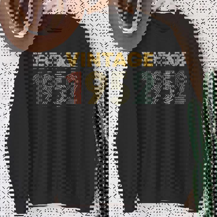 73 歳のギフト ヴィンテージ 1952 年生まれ レトロ 73 歳の誕生日 スウェットシャツ 年配の女性への贈り物