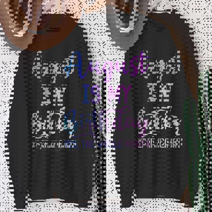 8月は私の誕生日だよおもしろい8月 スウェットシャツ 年配の女性への贈り物