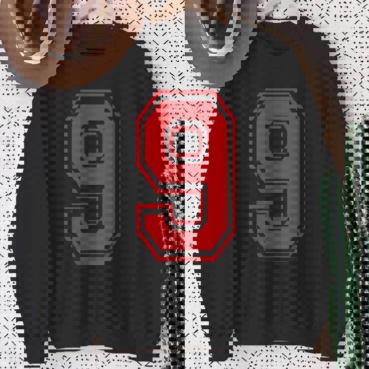 9番のスポーツスタイル。赤。 スウェットシャツ 年配の女性への贈り物