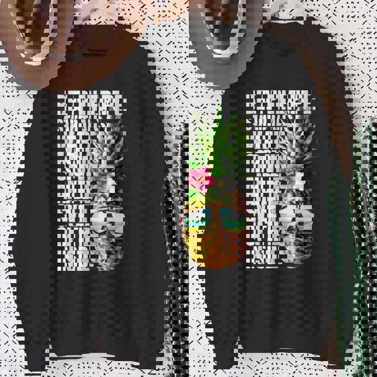 Be A Pineapple Wear A Crownweet Inside アロハ・ハワイパイナップル スウェットシャツ 年配の女性への贈り物