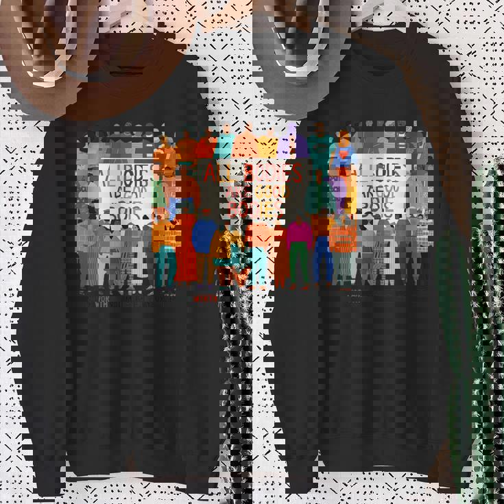 All Bodies Are Good Bodies – Body Positive – Italyデザイン スウェットシャツ 年配の女性への贈り物