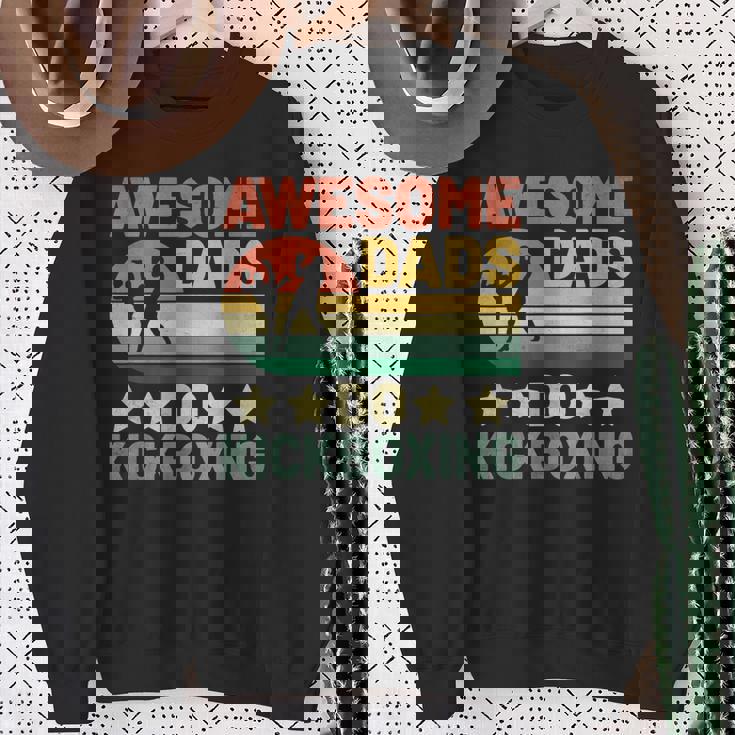 Awesome Dads Do キックボクシング キックボックス キックボクサー スウェットシャツ 年配の女性への贈り物