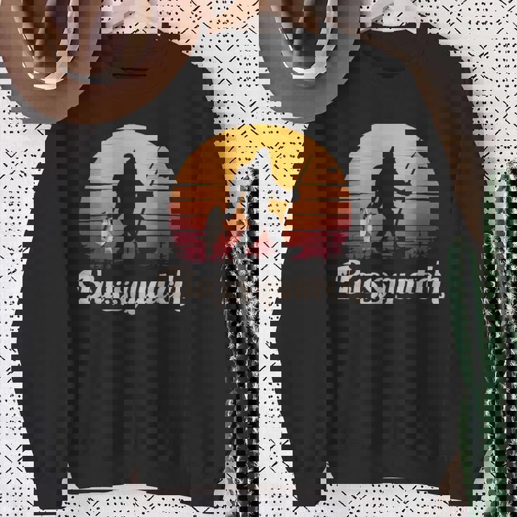Basssquatch ビッグフット 釣り バス フォレスト シルエット スウェットシャツ 年配の女性への贈り物