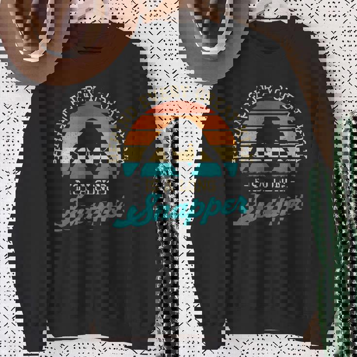 Behind Every Great Kick Is A Longnapper 面白いディープスナッパー スウェットシャツ 年配の女性への贈り物