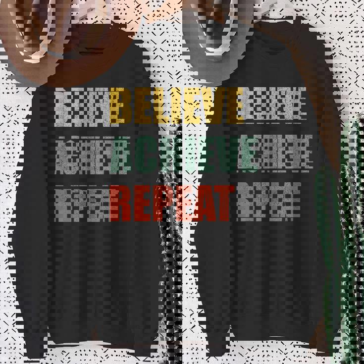 Believe Achieve Repeat Motivational Ambition Inspiration スウェットシャツ 年配の女性への贈り物