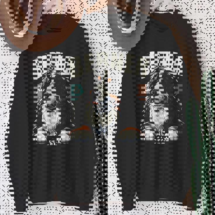 Berner And Chill バーニーズマウンテンドッグ 面白いグラフィックtシャツ スウェットシャツ 年配の女性への贈り物