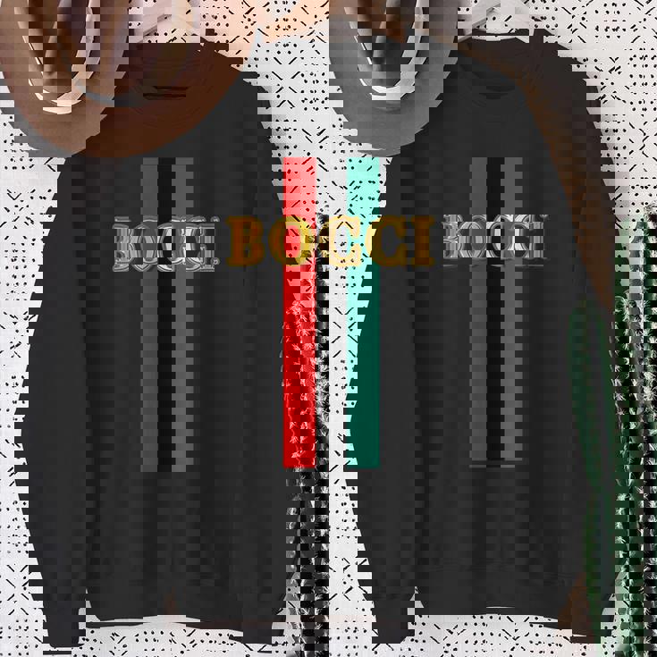 Bocci ぼっち《フェイクゴールド ロゴ》緑 赤 ライン【変なデザイン屋さん】陰キャ オタク ブランド パロディ 面白 スウェットシャツ 年配の女性への贈り物