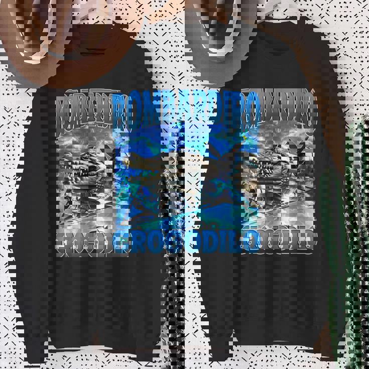 Bombardiro Crocodilo 面白い イタリアン ブレイン ミーム ブーツレッグ スウェットシャツ 年配の女性への贈り物