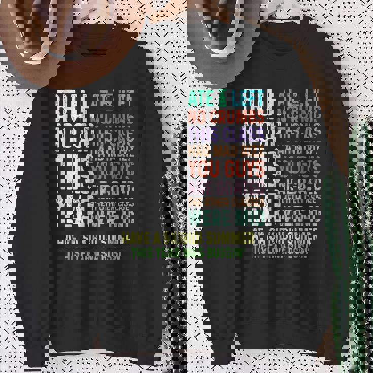 Bruh This Year Was Goated No Cap 面白い 学校最後の日 スウェットシャツ 年配の女性への贈り物