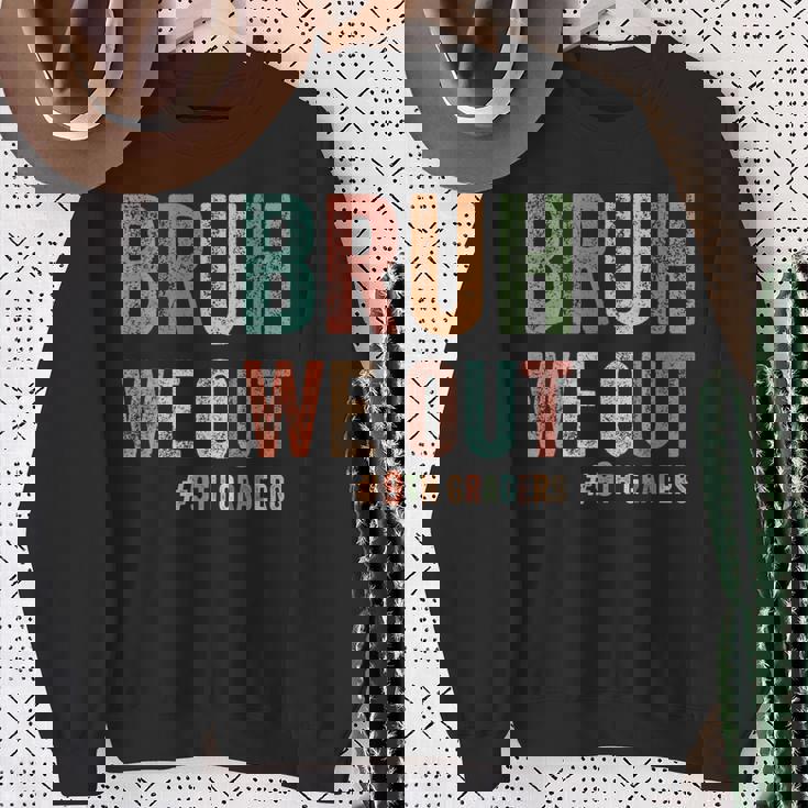 Bruh We Out 9年生 クラス 2025年生 9年生 卒業 スウェットシャツ 年配の女性への贈り物