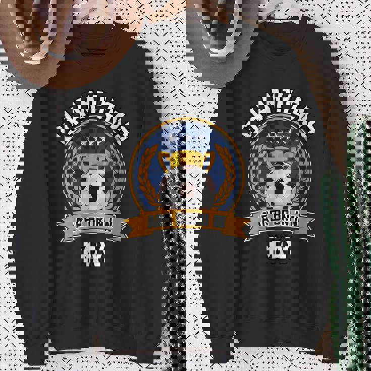 Champion Are Born In May フットボール サッカーボール 誕生日プレゼント 長袖tシャツ スウェットシャツ 年配の女性への贈り物