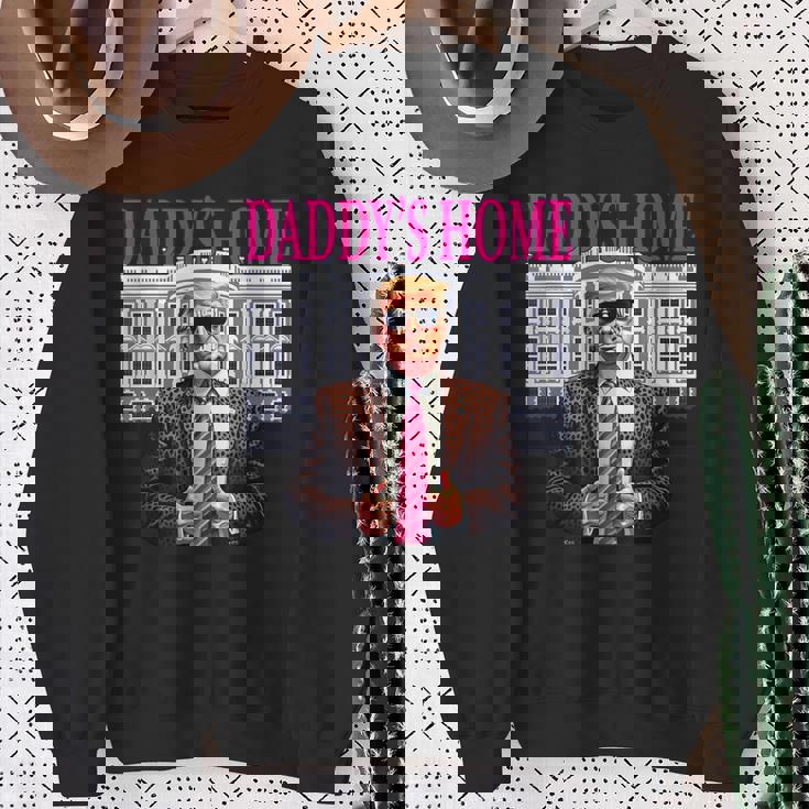 Daddy's Home Pink President Donald Trump House スウェットシャツ 年配の女性への贈り物