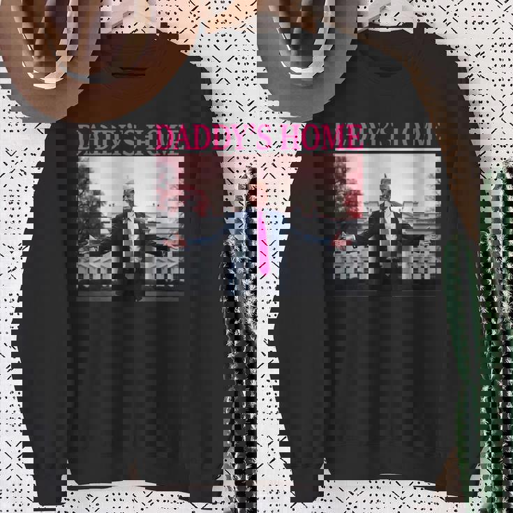 Daddy's Home President Donald Trump 2024 Pink Trump スウェットシャツ 年配の女性への贈り物