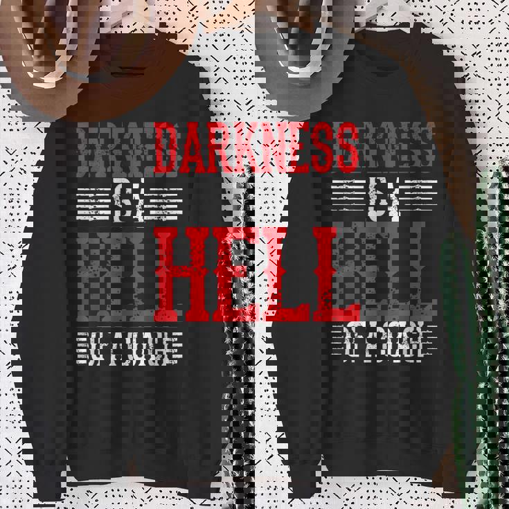 Darkness Is A Hell Of A Coach やる気を引き出す考え方 スウェットシャツ 年配の女性への贈り物