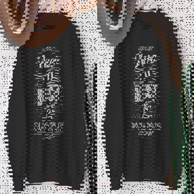 Distressed Never Too Busy Forhakespeare ユーモラスなスローガン スウェットシャツ 年配の女性への贈り物